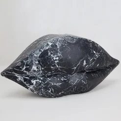 Objects<Kelly Wearstler classic big kiss NEROMARQUINA