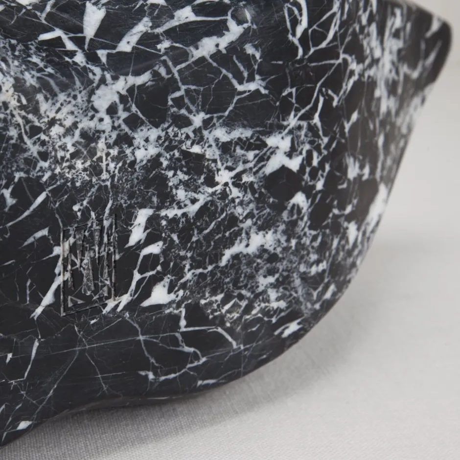 Objects<Kelly Wearstler classic big kiss NEROMARQUINA